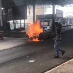 Mulher que perdeu carro em incêndio tem corrente de apoio e vaquinha online