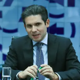 Hugo Motta confirma para hoje votação de isenção do Imposto de Renda