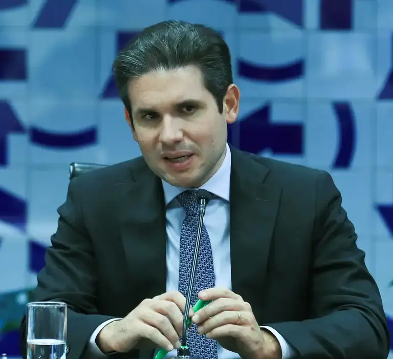 Hugo Motta confirma para hoje votação de isenção do Imposto de Renda