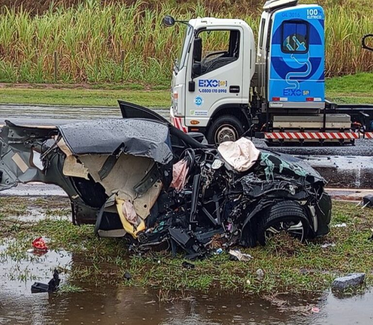 Grave acidente na SP-294 deixa duas pessoas feridas em Pompeia