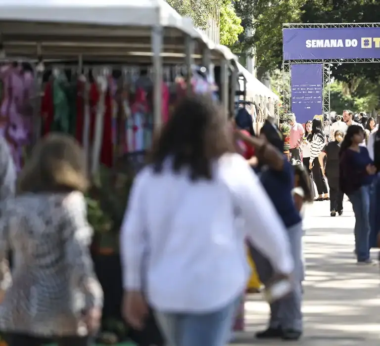 Desemprego no trimestre cai para menor taxa da série histórica, aponta IBGE