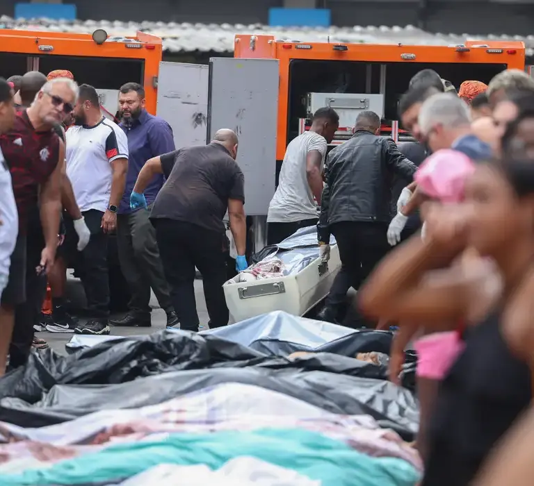 Moradores retiram cerca de 60 corpos em área de mata após operação