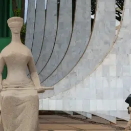 Primeira Turma do STF forma maioria para manter prisão de Bolsonaro