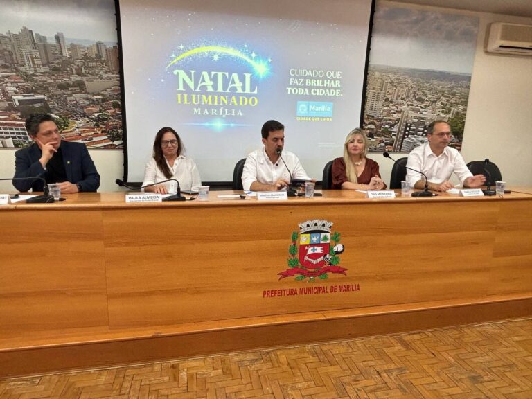 Marília apresenta campanha de Natal com árvore de 19 metros e 70 atrações