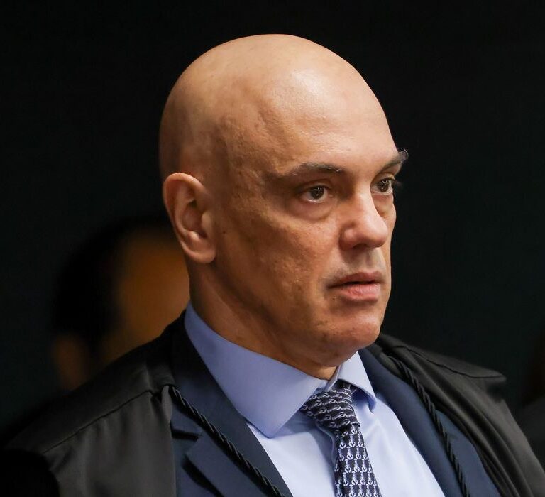 Em decisão, Moraes cita “eventual tentativa de fuga” de Bolsonaro