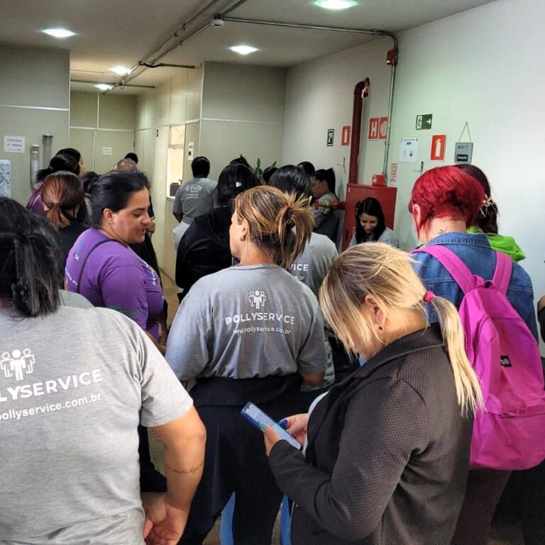 Terceirizadas da Educação protestam por atraso de salários