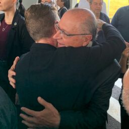 Fernando Itapuã acompanha Geraldo Alckmin em entrega de moradias em Bauru