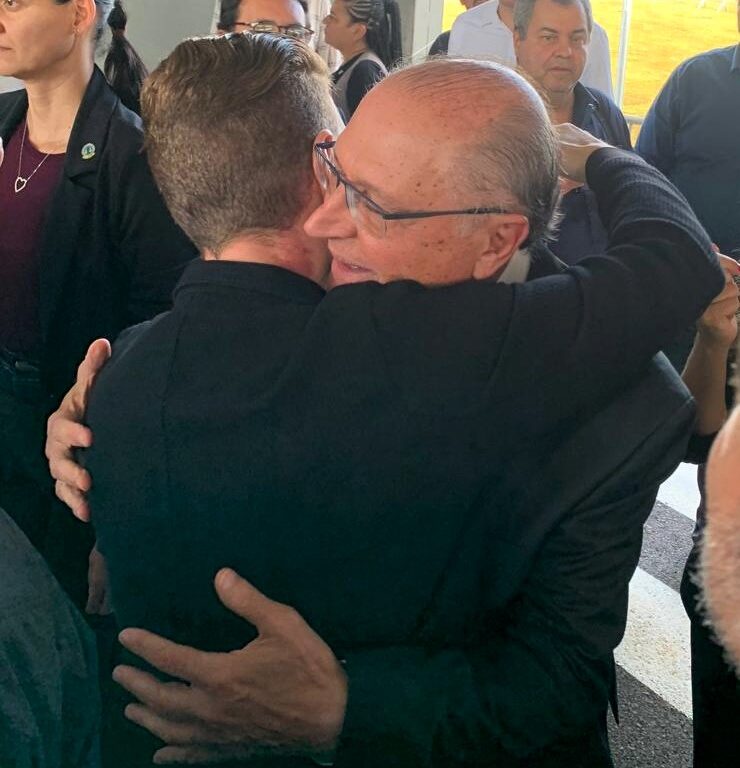 Fernando Itapuã acompanha Geraldo Alckmin em entrega de moradias em Bauru