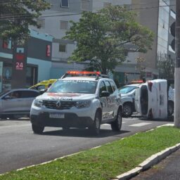 Acidente envolve três veículos e interrompe fluxo na avenida das Esmeraldas