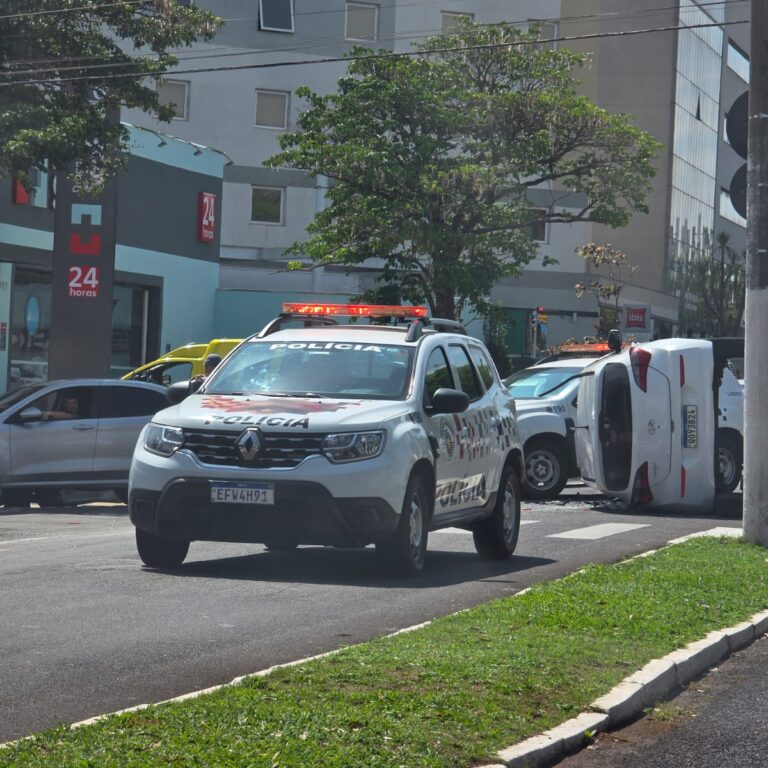 Acidente envolve três veículos e interrompe fluxo na avenida das Esmeraldas