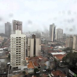 Volume de chuva supera média do mês e antecede semana de calor em Marília