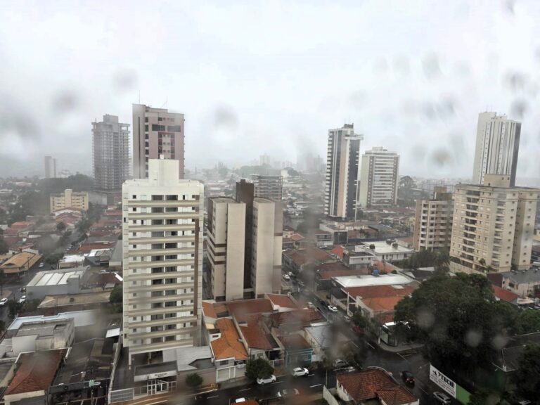Volume de chuva supera média do mês e antecede semana de calor em Marília
