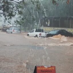 Chuva vem forte em Marília; região tem volume maior com carro arrastado