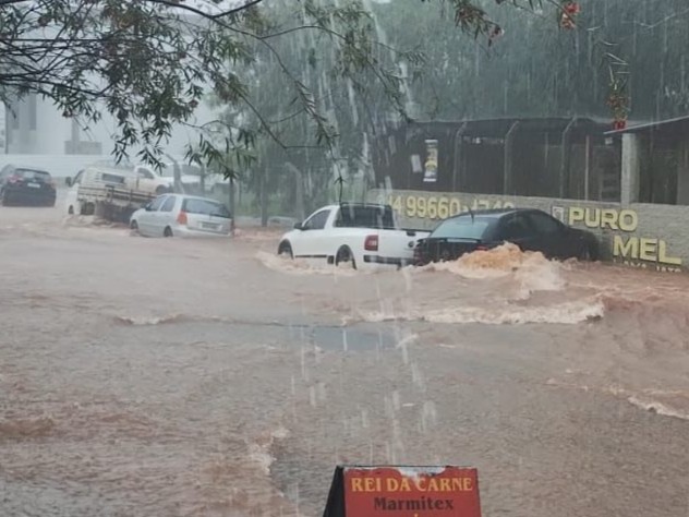 Chuva vem forte em Marília; região tem volume maior com carro arrastado