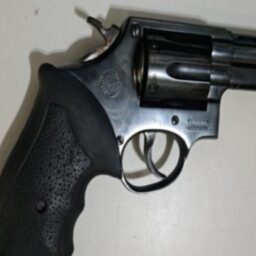 Operação conjunta apreende arma, munições e drogas em Pompeia