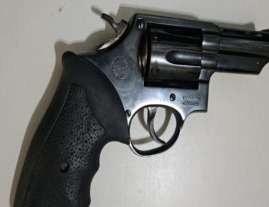 Operação conjunta apreende arma, munições e drogas em Pompeia