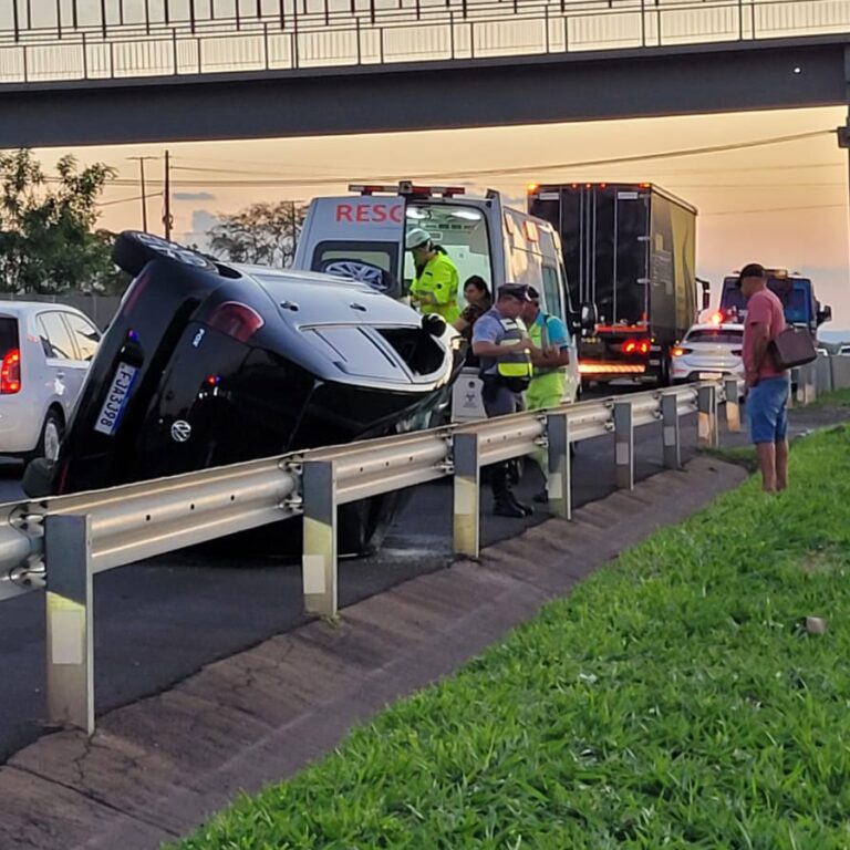 Carro capota em acidente de trânsito na SP-294 em Marília