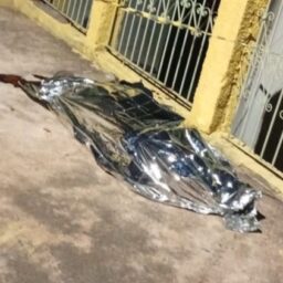 Trans procurada por homicídio na Vila Barros se apresenta à Polícia Civil