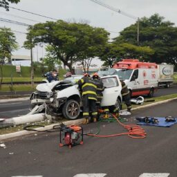 Acidente deixa motorista preso às ferragens e mobiliza bombeiros