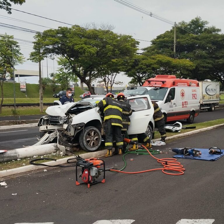 Acidente deixa motorista preso às ferragens e mobiliza bombeiros