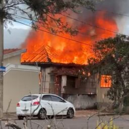 Casa de madeira é destruída por incêndio na zona leste de Marília