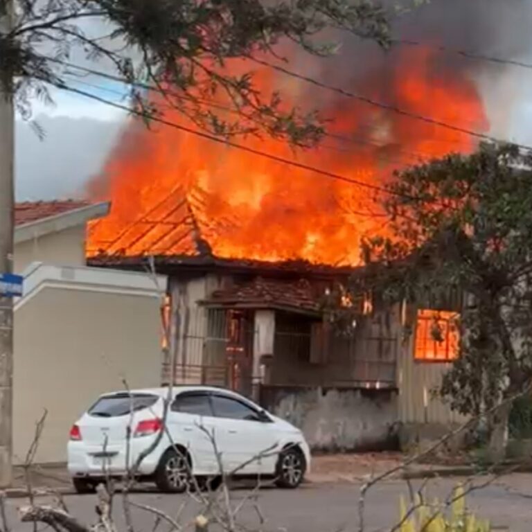 Casa de madeira é destruída por incêndio na zona leste de Marília