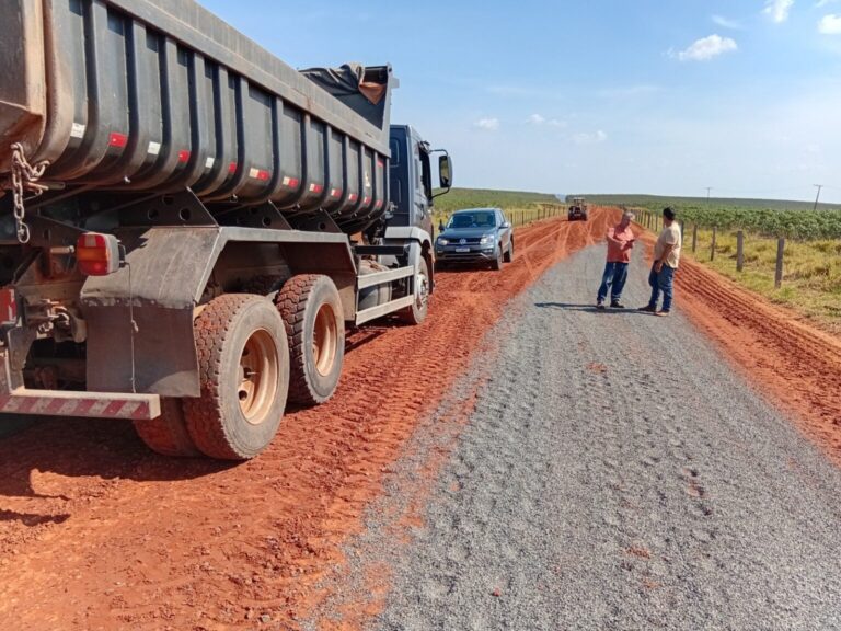Marília recupera estradas rurais e reforça equipes para o período de chuvas
