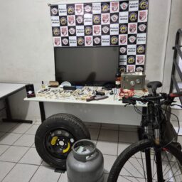 Homem invade casa, rende vítima e foge com carro da família e vários objetos