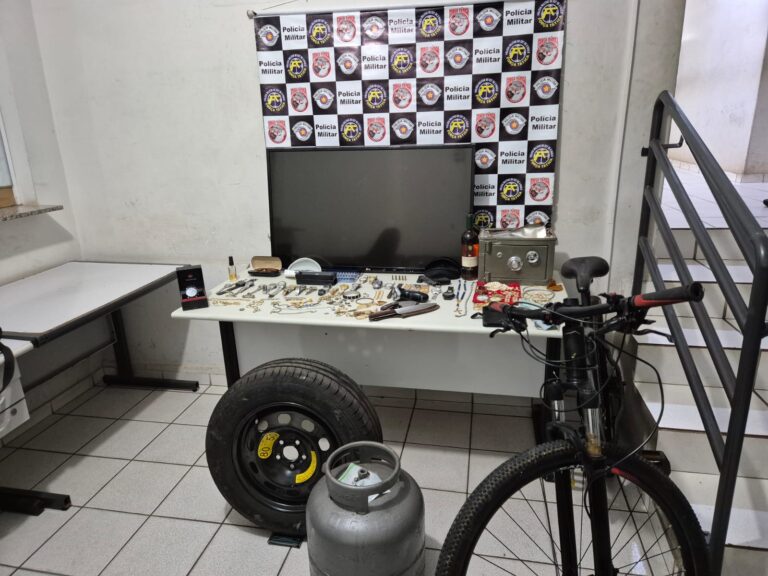 Homem invade casa, rende vítima e foge com carro da família e vários objetos