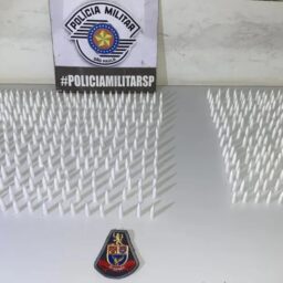 PM apreende 500 microtubos com cocaína em terreno baldio na Vila Barros