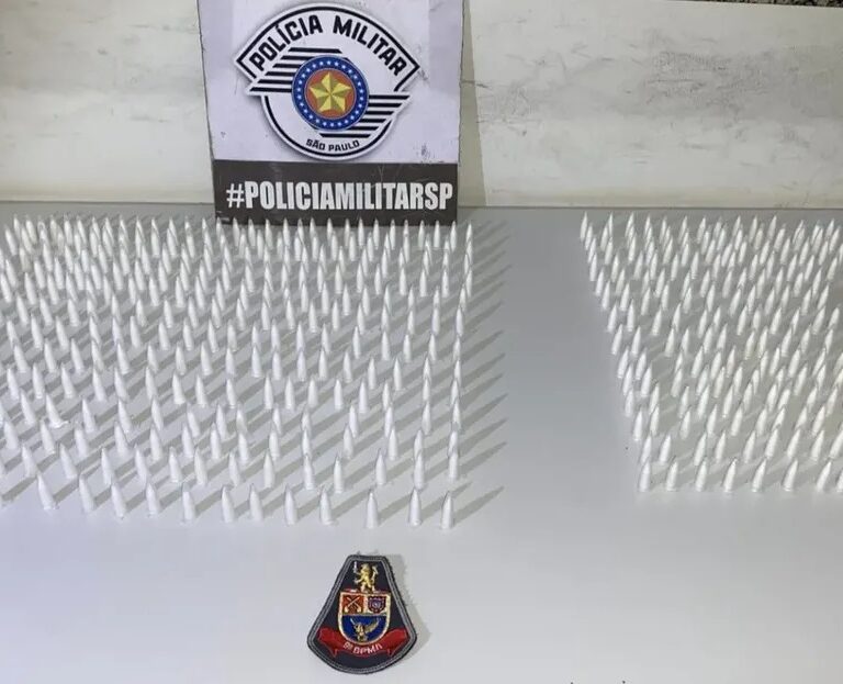 PM apreende 500 microtubos com cocaína em terreno baldio na Vila Barros