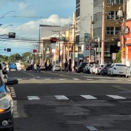 Comércio lidera criação de vagas e garante saldo positivo em outubro