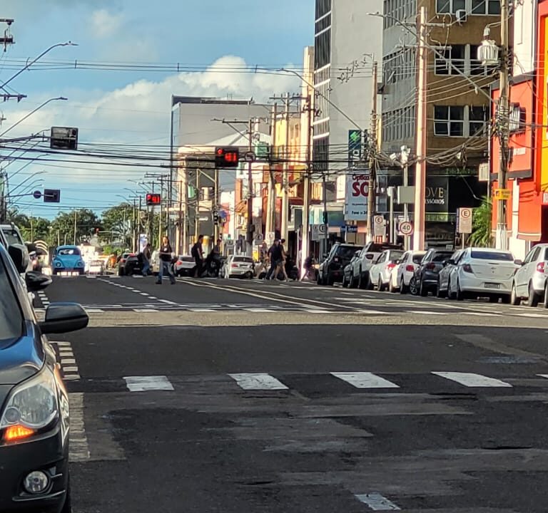 Comércio lidera criação de vagas e garante saldo positivo em outubro