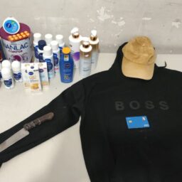 Mulher invade farmácia armada com faca, ameaça funcionária e rouba estabelecimento