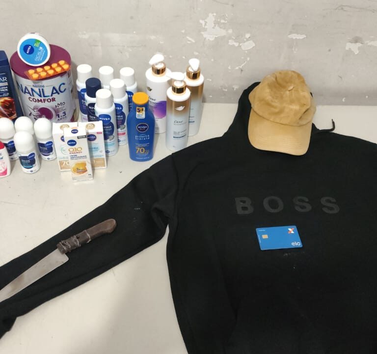 Mulher invade farmácia armada com faca, ameaça funcionária e rouba estabelecimento