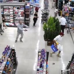 Vídeo mostra homem sendo baleado em supermercado