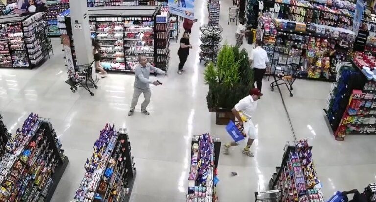 Vídeo mostra homem sendo baleado em supermercado