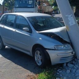 Com ‘carro emprestado’, motorista destrói poste na zona oeste de Marília