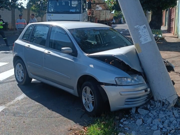 Com ‘carro emprestado’, motorista destrói poste na zona oeste de Marília