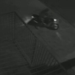 Moto de cozinheira, furtada durante o serviço em empresa atacadista, é depenada