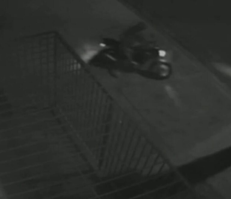 Moto de cozinheira, furtada durante o serviço em empresa atacadista, é depenada