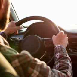 Como o Peugeot 208 se comporta em viagens intermunicipais: conforto, consumo e desempenho