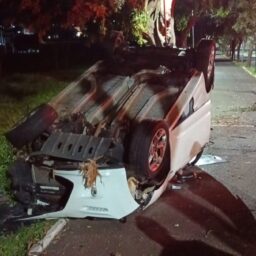 Carro capota nas Esmeraldas, vai parar na pista de cooper e motorista foge