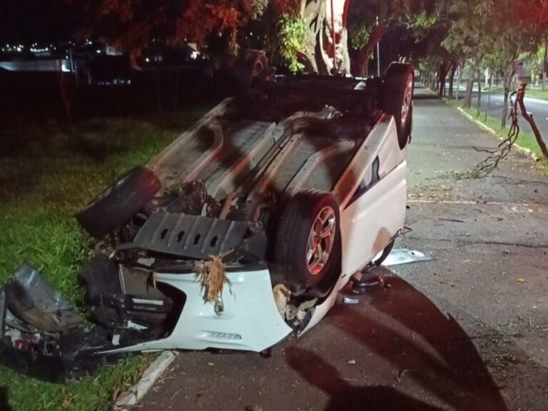Carro capota nas Esmeraldas, vai parar na pista de cooper e motorista foge