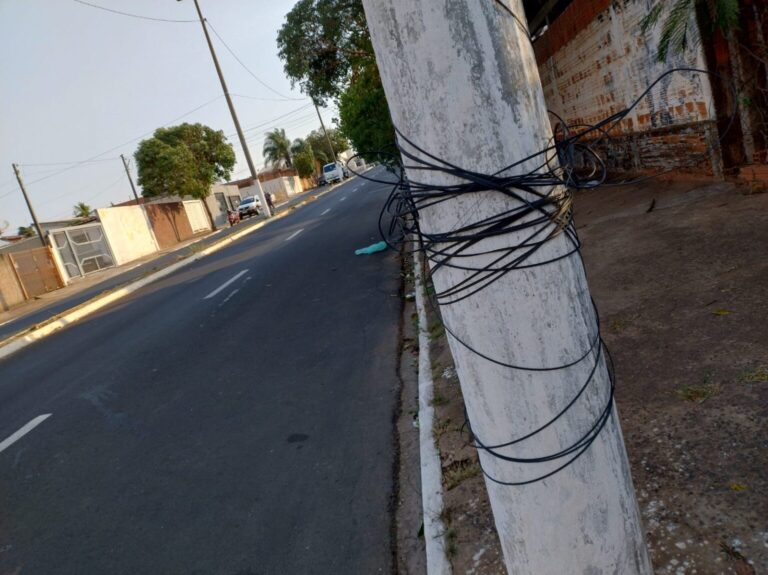 ‘Ela tem platina, dois pinos e não pode colocar o pé no chão’: drama causado pelos fios soltos