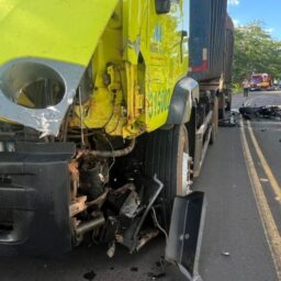 Acidente entre moto e caminhão em vicinal mata duas pessoas na região