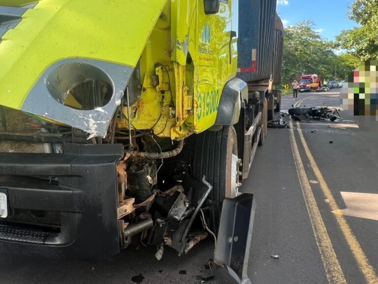 Acidente entre moto e caminhão em vicinal mata duas pessoas na região