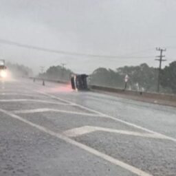 Capotamento durante chuva em rodovia da região deixa motorista ferido