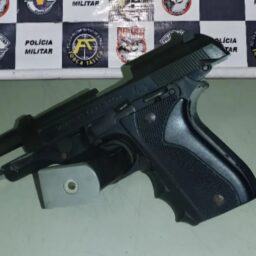 Mecânico é preso com pistola em oficina e diz que objeto era ‘só para espantar nóia’