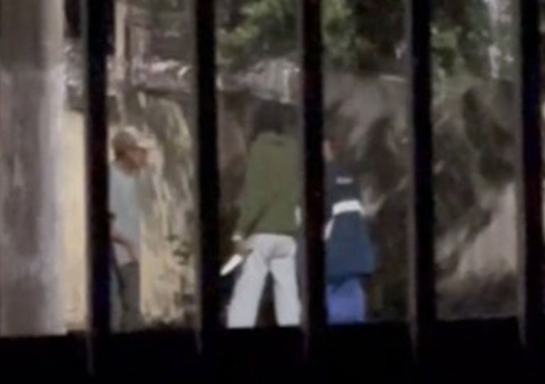 Vídeos inéditos revelam agressões e incêndio de homem vivo